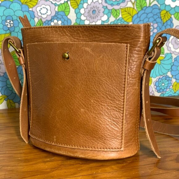 Madewell The Small Transport Leather Bucket Bag in English Saddle - Picture 6 of 11